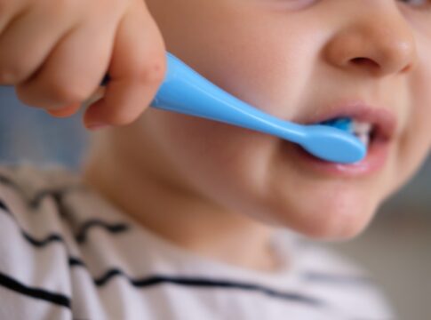 fda-restringe-medicamentos-de-fluor-para-criancas-nos-estados-unidos