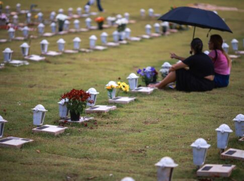 reflexao-e-saudade:-cemiterios-do-df-ficam-lotados-no-dia-de-finados