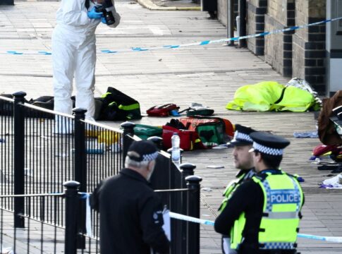 ataque-a-trem-em-cambridge-deixa-nove-pessoas-em-estado-grave