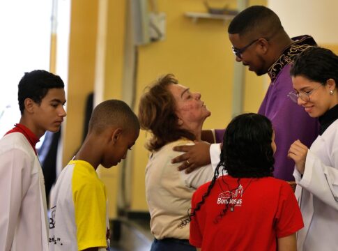em-igreja-na-penha,-fieis-rezam-por-paz-e-protecao-em-semana-de-horror