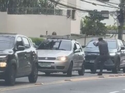 dupla-e-alvejada-por-pms-apos-roubo-em-avenida-na-zona-oeste-de-sp