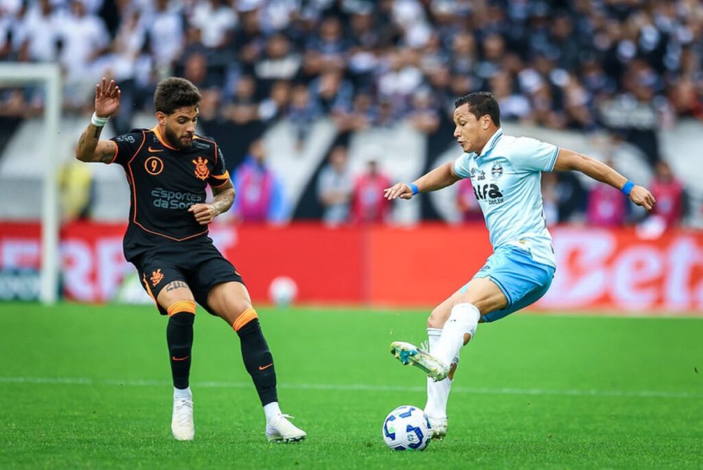 com-um-gol-em-cada-tempo,-corinthians-vence-gremio-pelo-brasileirao