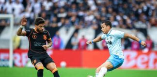 com-um-gol-em-cada-tempo,-corinthians-vence-gremio-pelo-brasileirao