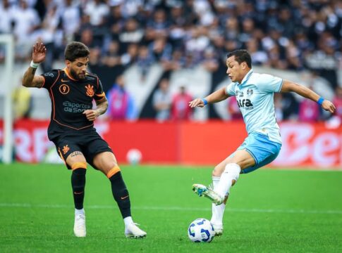 com-um-gol-em-cada-tempo,-corinthians-vence-gremio-pelo-brasileirao