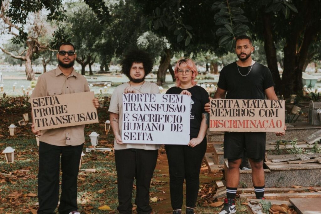 ex-testemunhas-de-jeova-vao-a-cemiterios-protestar-contra-a-religiao