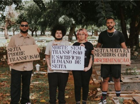 ex-testemunhas-de-jeova-vao-a-cemiterios-protestar-contra-a-religiao