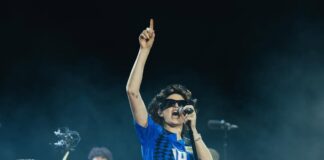 vocalista-do-linkin-park-abre-show-fantasiada-de-maradona.-assista