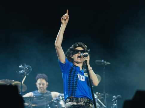 vocalista-do-linkin-park-abre-show-fantasiada-de-maradona.-assista