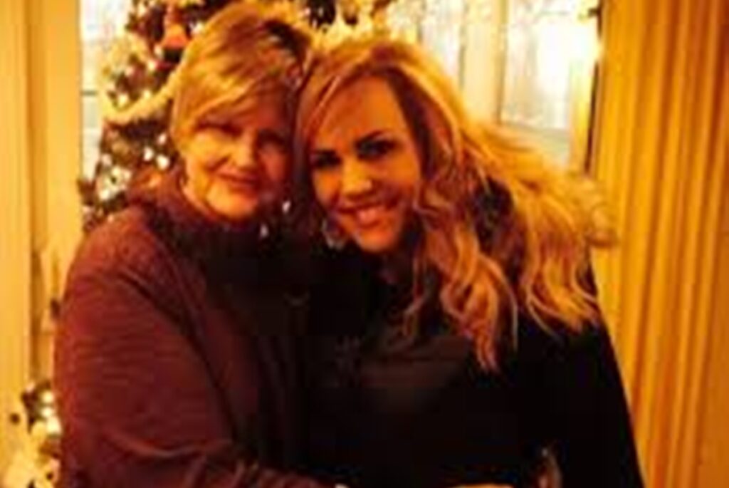 ex-apresentadora-de-tv-mata-mae-de-80-anos-a-facadas-no-halloween