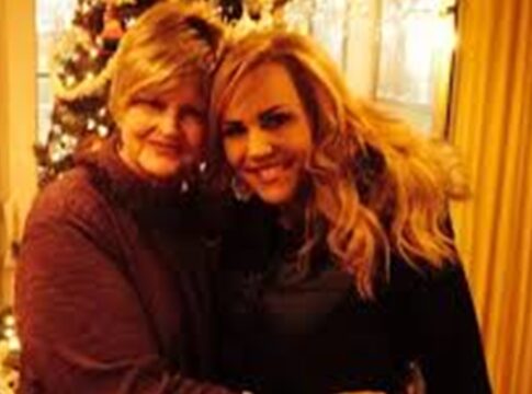 ex-apresentadora-de-tv-mata-mae-de-80-anos-a-facadas-no-halloween