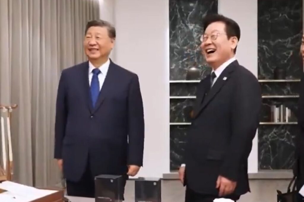 xi-presenteia-presidente-da-coreia-com-celular-e-brinca-sobre-espionar