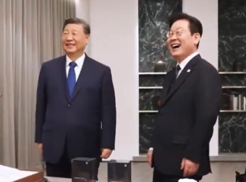 xi-presenteia-presidente-da-coreia-com-celular-e-brinca-sobre-espionar