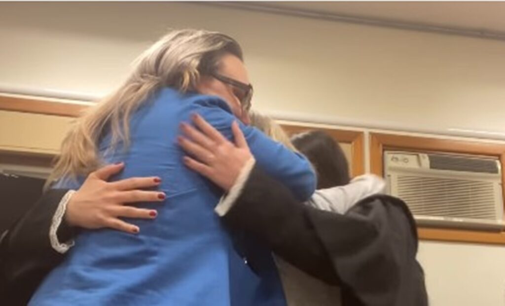 veja-momento-em-que-jovem-e-absolvida-apos-6-anos-presa-injustamente