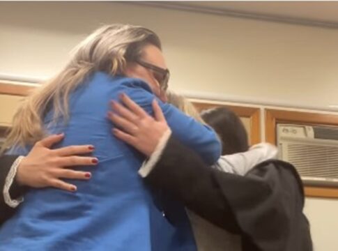 veja-momento-em-que-jovem-e-absolvida-apos-6-anos-presa-injustamente