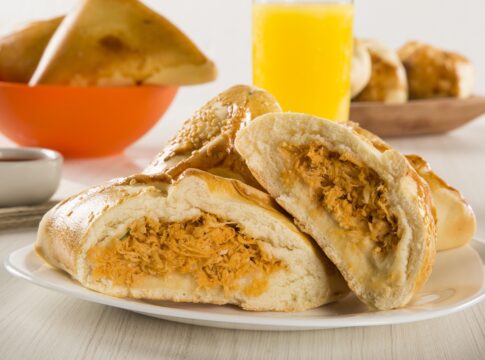 pao-de-batata-com-recheio-de-frango-e-uma-receita-ideal-para-o-lanche