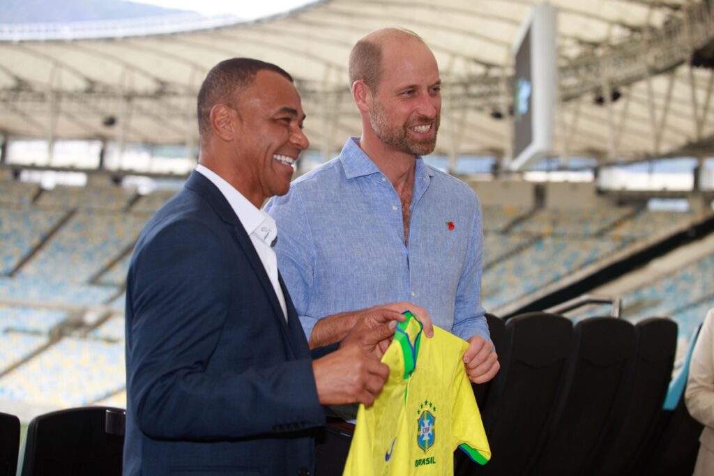 principe-william-e-presenteado-com-camisa-da-selecao-brasileira