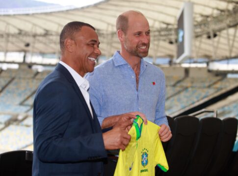 principe-william-e-presenteado-com-camisa-da-selecao-brasileira