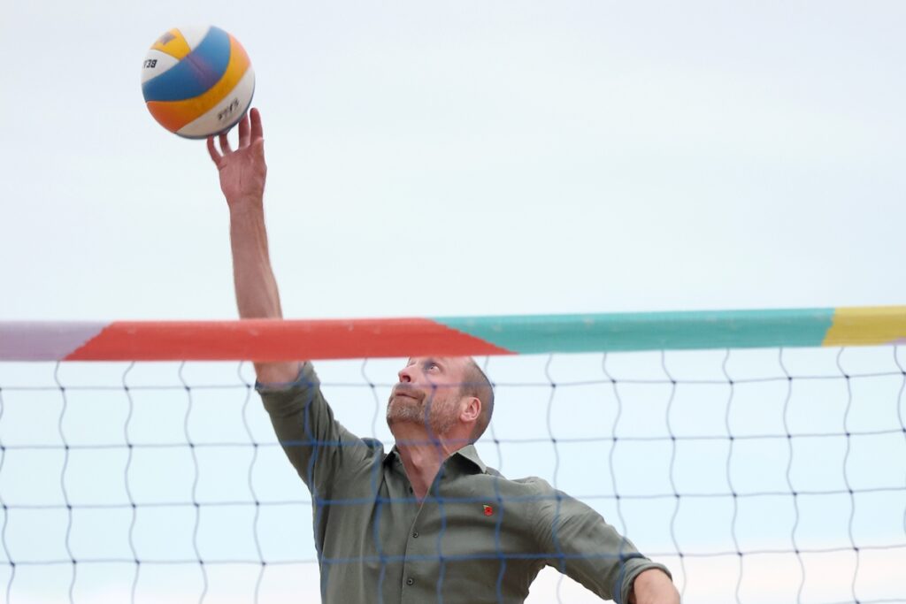 apos-futebol,-william-joga-partida-de-volei-na-praia-de-copacabana