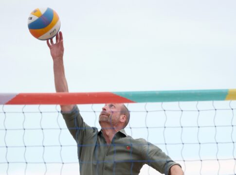 apos-futebol,-william-joga-partida-de-volei-na-praia-de-copacabana