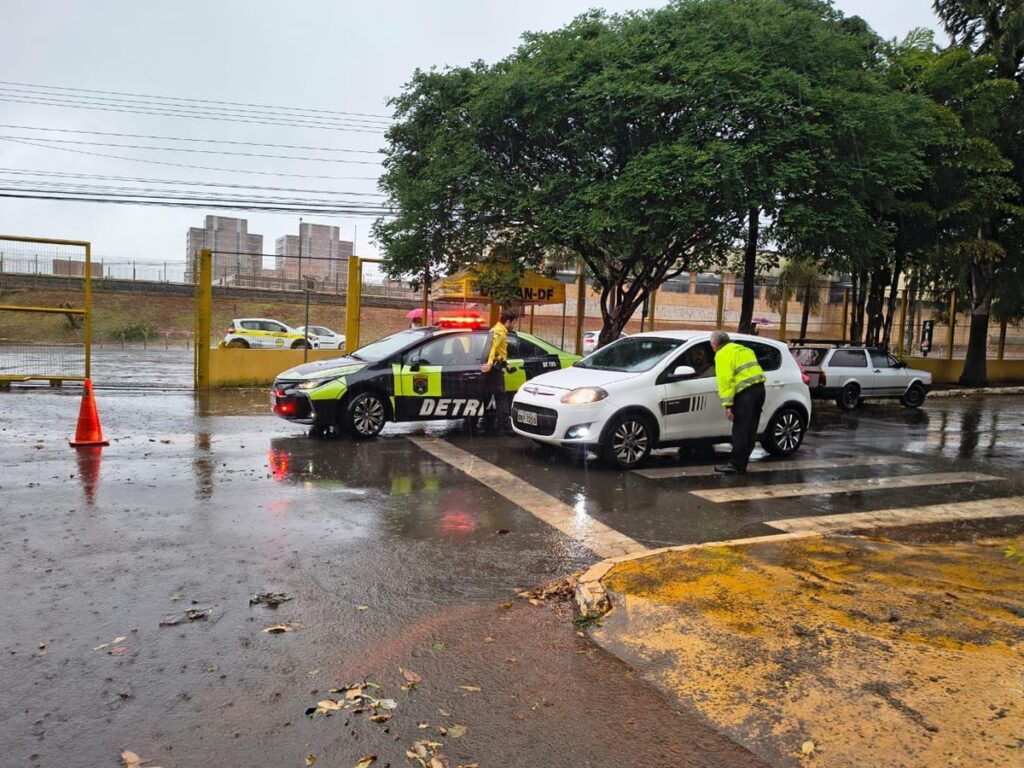 ousado,-inabilitado-vai-dirigindo-fazer-prova-teorica-do-detran-df