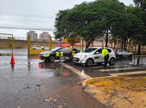 ousado,-inabilitado-vai-dirigindo-fazer-prova-teorica-do-detran-df