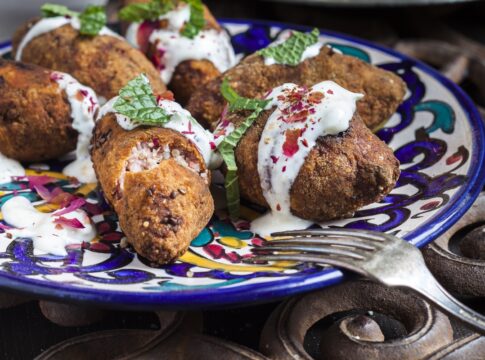 quibe-vegano:-receita-suja-so-uma-travessa-e-combina-com-tudo;-aprenda