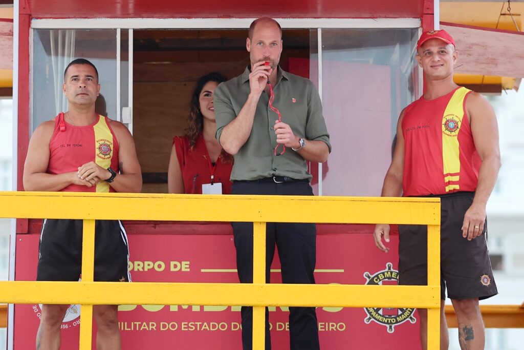 principe-william-se-encontra-com-salva-vidas-na-praia-de-copacabana