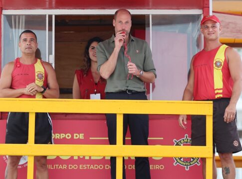 principe-william-se-encontra-com-salva-vidas-na-praia-de-copacabana