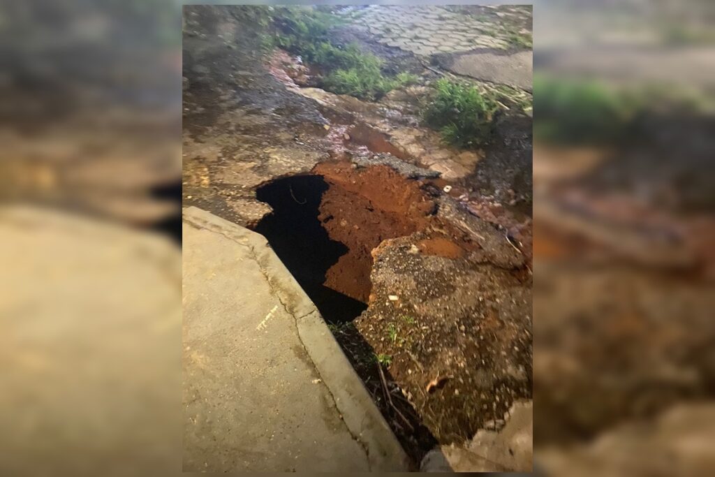 carro-e-engolido-por-cratera-que-se-abriu-apos-chuva-em-arniqueira