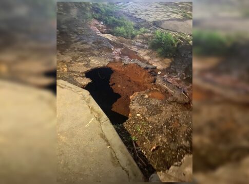 carro-e-engolido-por-cratera-que-se-abriu-apos-chuva-em-arniqueira