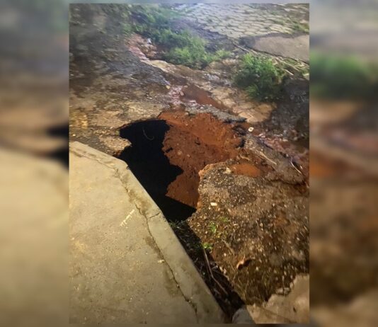 carro-e-engolido-por-cratera-que-se-abriu-apos-chuva-em-arniqueira
