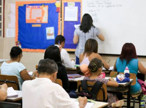 ensino-noturno:-numero-de-turmas-para-adultos-despenca-67%-em-10-anos