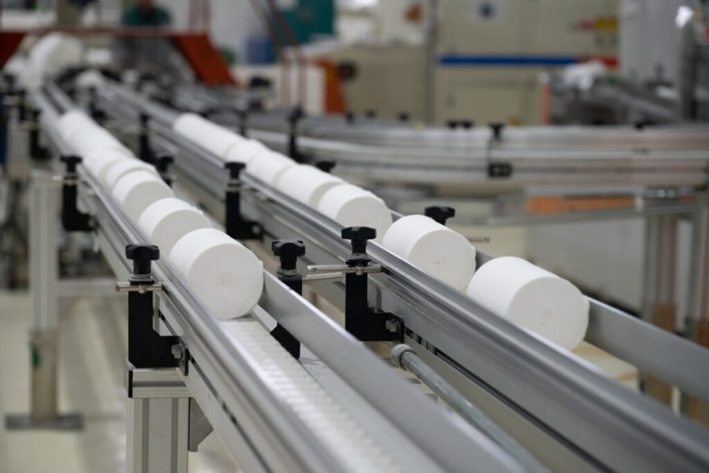 ibge:-apos-esbocar-reacao-em-agosto,-producao-industrial-volta-a-cair