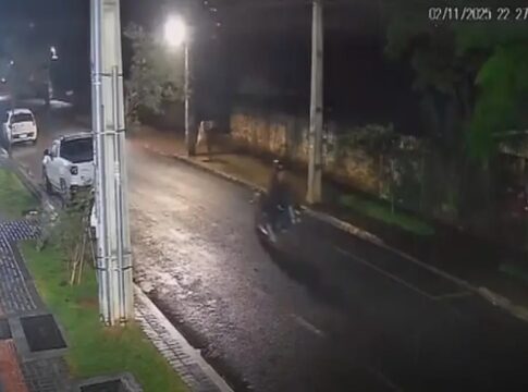 criminosos-furtam-moto-em-menos-de-10-segundos-em-maringa.-video