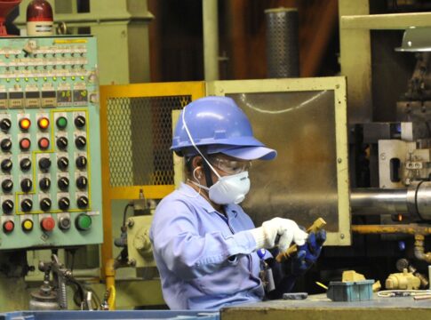 producao-industrial-recua-0,4%-em-setembro,-mostra-ibge