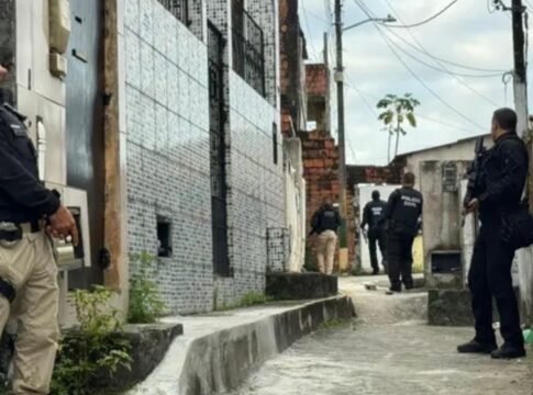acao-contra-o-comando-vermelho-prende-35-na-bahia;-1-pessoa-foi-morta