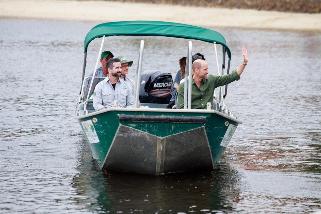 principe-william-navega-pela-baia-de-guanabara-e-planta-em-manguezal