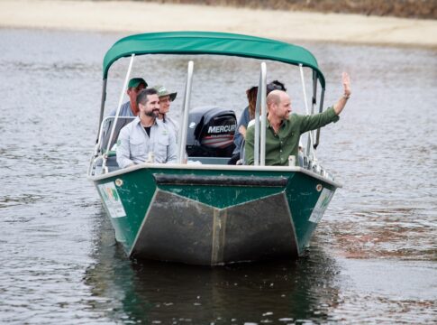 principe-william-navega-pela-baia-de-guanabara-e-planta-em-manguezal