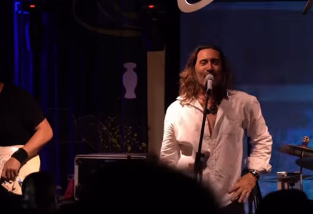 cantor-e-afastado-de-banda-apos-ser-acusado-de-agressao-pela-esposa