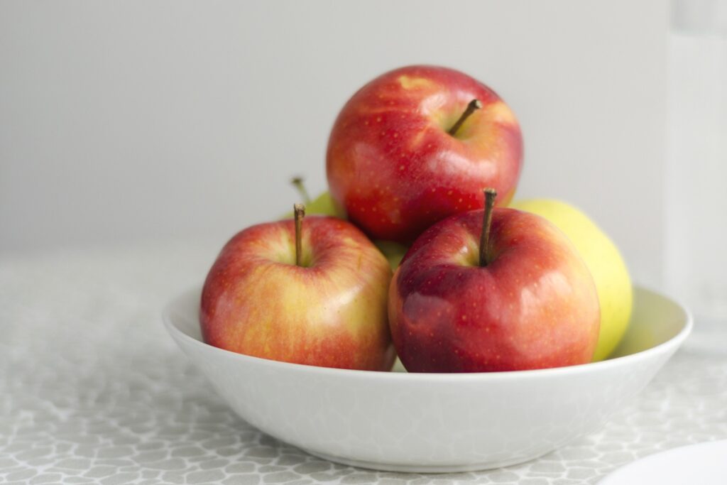 proteica,-salada-doce-de-maca-e-perfeita-para-um-cafe-da-manha-levinho