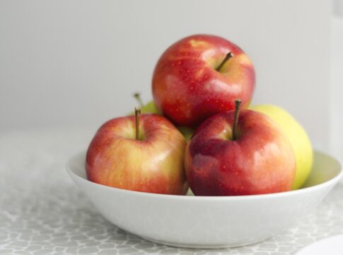 proteica,-salada-doce-de-maca-e-perfeita-para-um-cafe-da-manha-levinho