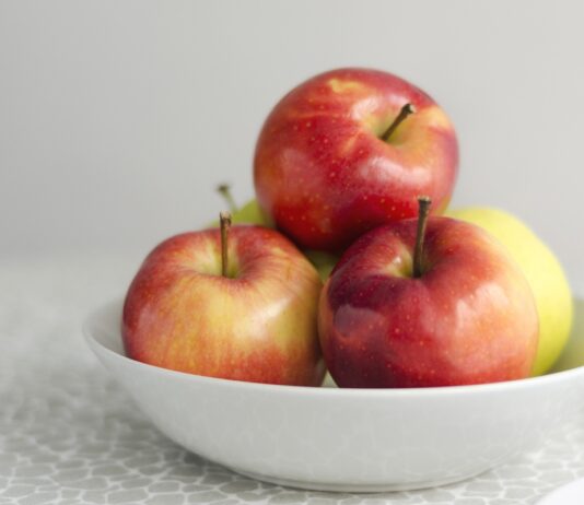 proteica,-salada-doce-de-maca-e-perfeita-para-um-cafe-da-manha-levinho