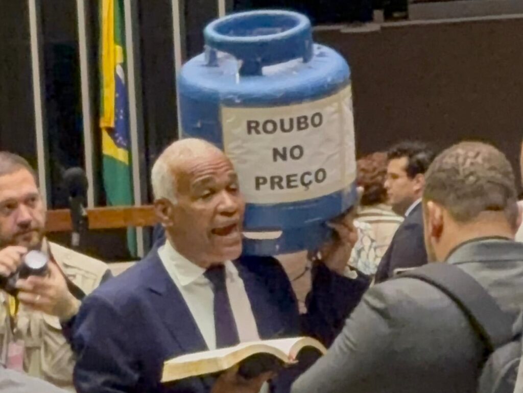 deputado-leva-botijao-a-camara-e-fala-em-“mafia-do-gas”;-veja-video