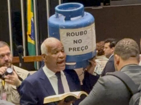 deputado-leva-botijao-a-camara-e-fala-em-“mafia-do-gas”;-veja-video