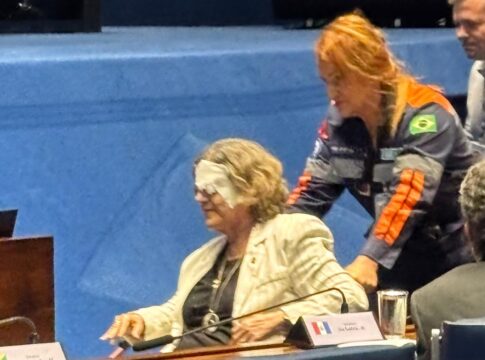 senadora-do-pt-cai-e-deixa-sessao-com-curativo-no-olho