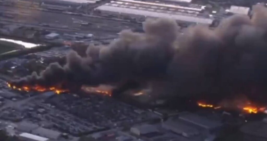 aviao-de-carga-cai-perto-de-aeroporto-nos-eua-e-causa-explosao