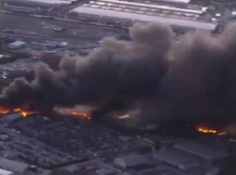 aviao-de-carga-cai-perto-de-aeroporto-nos-eua-e-causa-explosao