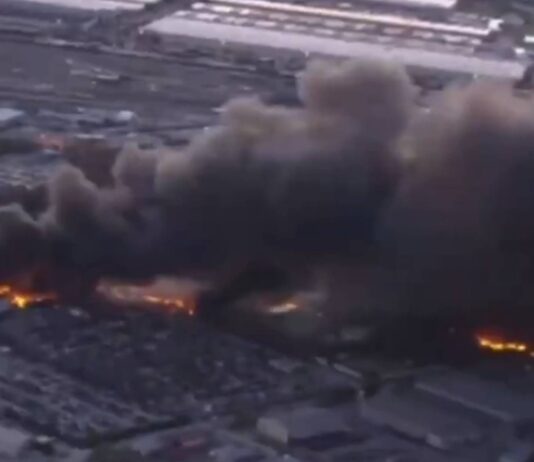 aviao-de-carga-cai-perto-de-aeroporto-nos-eua-e-causa-explosao