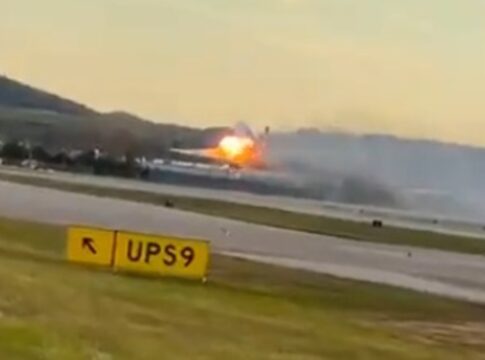 imagens-mostram-queda-e-explosao-de-aviao-de-carga-nos-eua