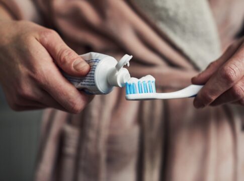 troca-de-escova-de-dentes:-saiba-quando-fazer-e-por-que-e-importante